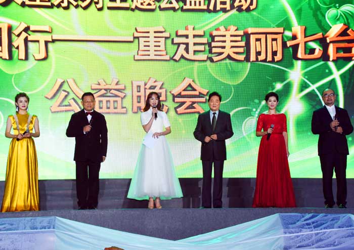 03主持人登场（摄影：冯赣勇.jpg