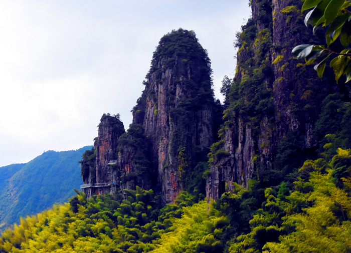 040三峰插云（摄影：冯赣勇）.jpg