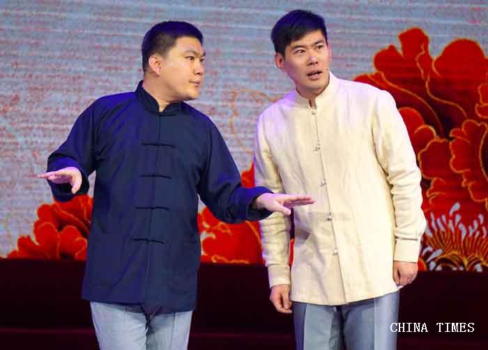 01张伟与钱俊吉在表演.jpg