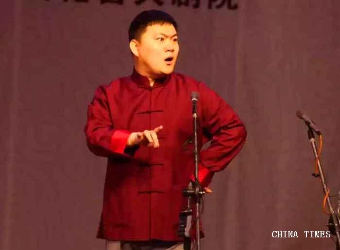 03张伟演出照.jpg
