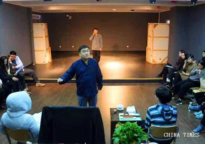 04张伟授课表演.jpg