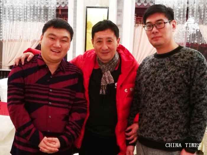 010记者与张伟钱俊吉留影.jpg