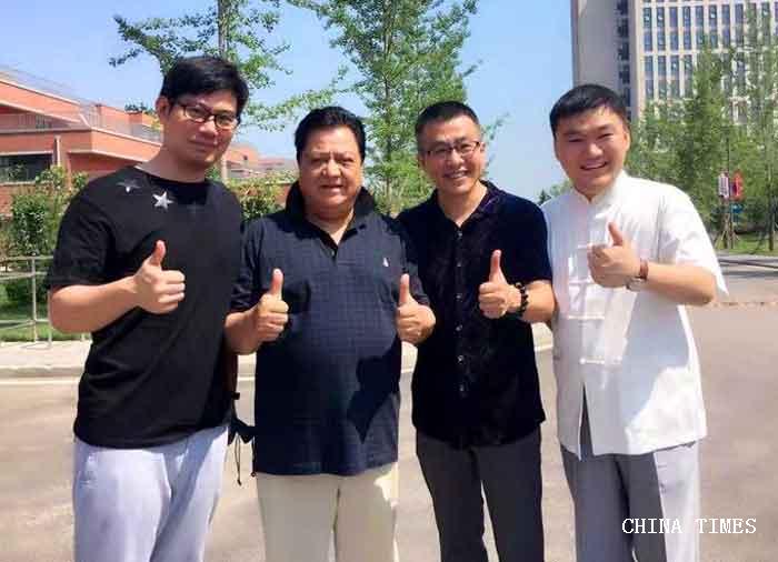 011与师父李金斗留影.jpg