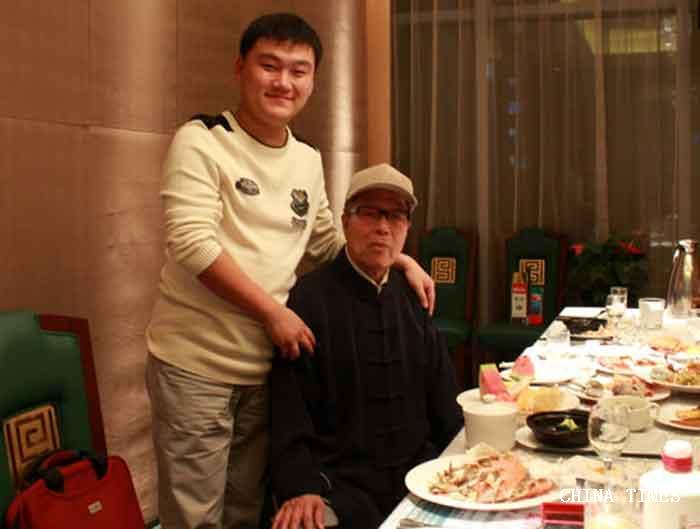 017与袁阔成先生留影.jpg