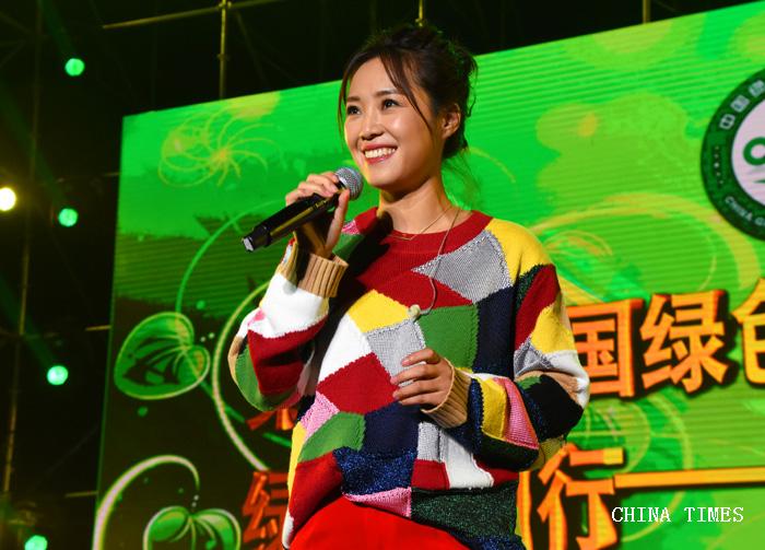 06云朵演唱（摄影：冯赣勇）.jpg