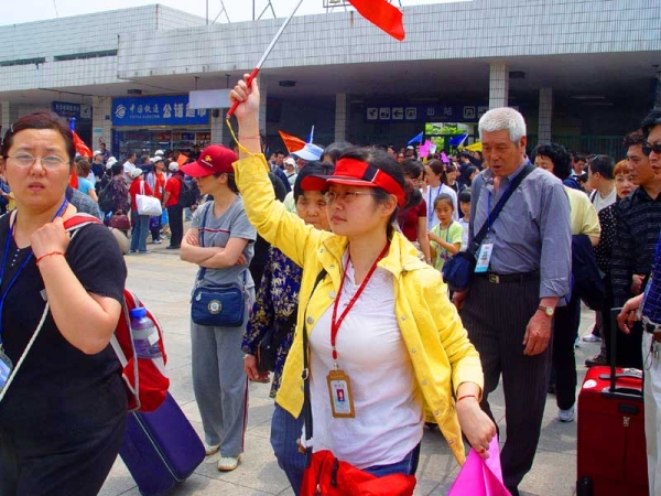 02北京铁路假日列车旅游团抵.jpg