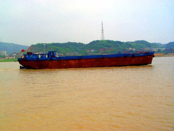 06鄱阳湖上来往的大型运输货.jpg