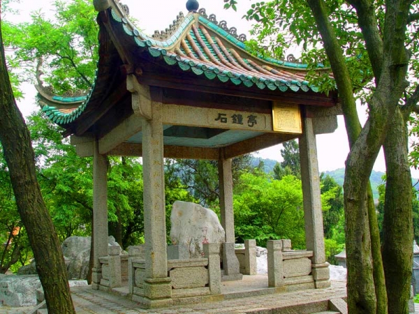 16石钟山上的石钟亭.jpg