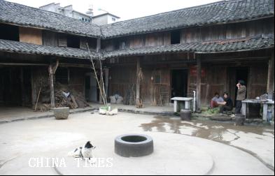 1614652946871056856.png 人民司法开拓者——梁柏台-2-1137.png