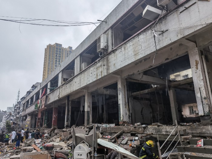 爆炸威力巨大，街市多處頹垣敗瓦。（新華社）.jpg