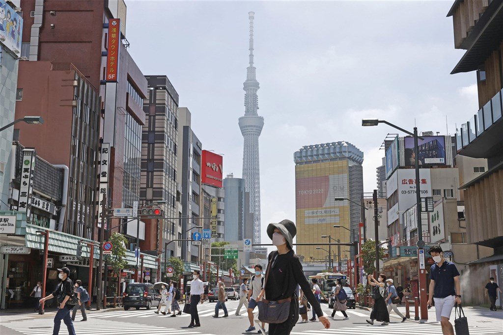東京10日出現好天氣，不少民眾趁第4度「緊急事態宣言」上路前出遊。圖為東京10日街景。（共同社）.jpg