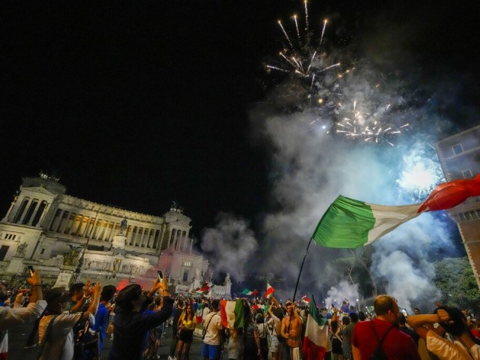 大批意大利球迷上街慶祝，揮舞國旗及放煙花。（美聯社）.jpg