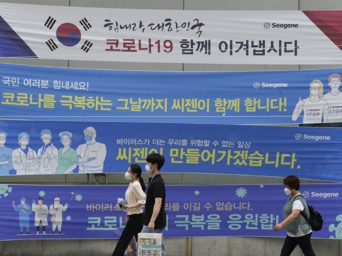 南韓首爾有海報提醒民眾需戴口罩。（美聯社）.jpg