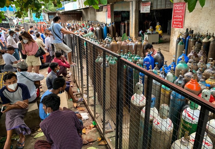 緬甸仰光和瓦城兩大城醫療用氧氣短缺，染疫死亡人數大幅上升，且實際情況可能遠比官方公布的更嚴峻。圖為11日民眾將空的氧氣瓶帶到仰光一處工廠外並等待填充。（法新社）.jpg
