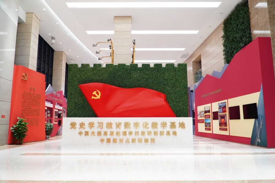 图片包含 室内, 桌子, 小, 书描述已自动生成