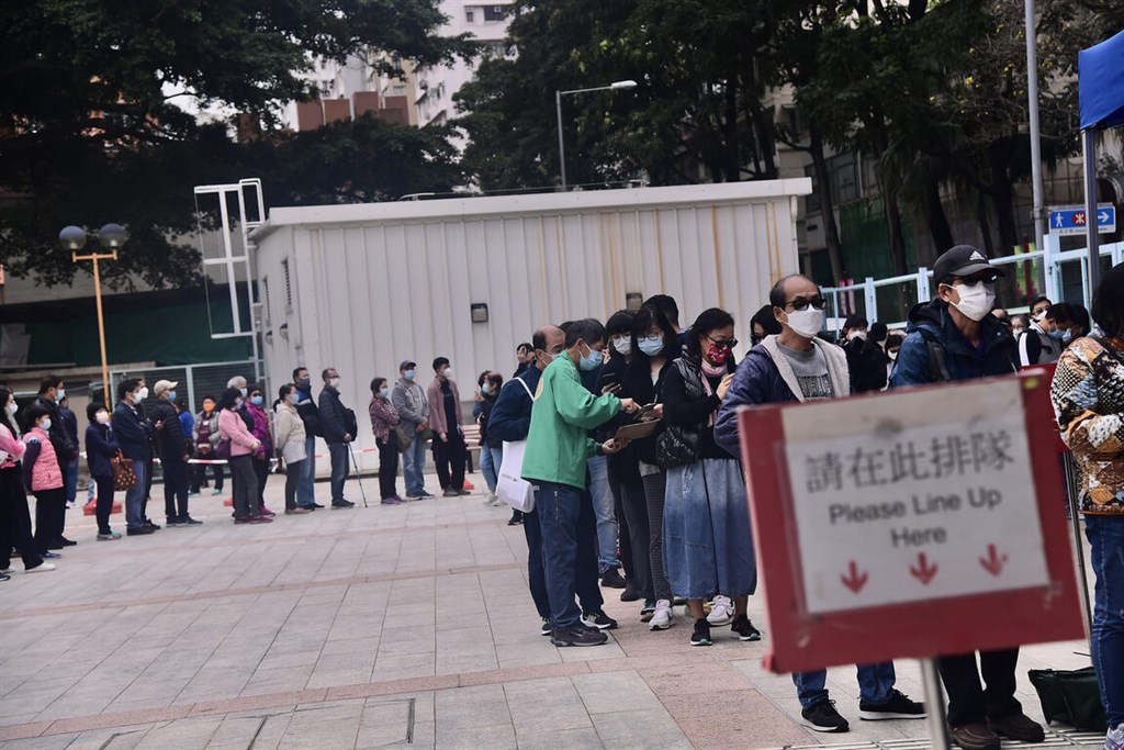 香港9日新增COVID-19確診病例1161例,創疫情以來新高。圖為一間社區疫苗接種中心,因為疫情嚴峻,大批市民為接種疫苗排起了長龍。(中通社提供).jpg 香港9日新增COVID-19確診病例1161例,創疫情以來新高。圖為一間社區疫苗接種中心,因為疫情嚴峻,大批市民為接種疫苗排起了長龍。(中通社提供).jpg