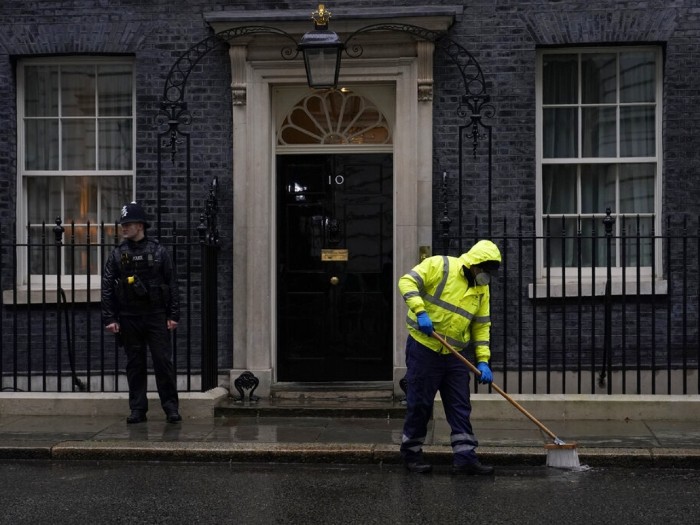 倫敦警方將向50多人發出電郵問卷,調查首相府在封城期間舉行派對。(美聯社).jpg 倫敦警方將向50多人發出電郵問卷,調查首相府在封城期間舉行派對。(美聯社).jpg