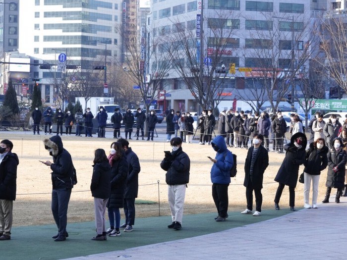 首爾有民眾排隊等候接受病毒檢測。（美聯社資料圖片）.jpg