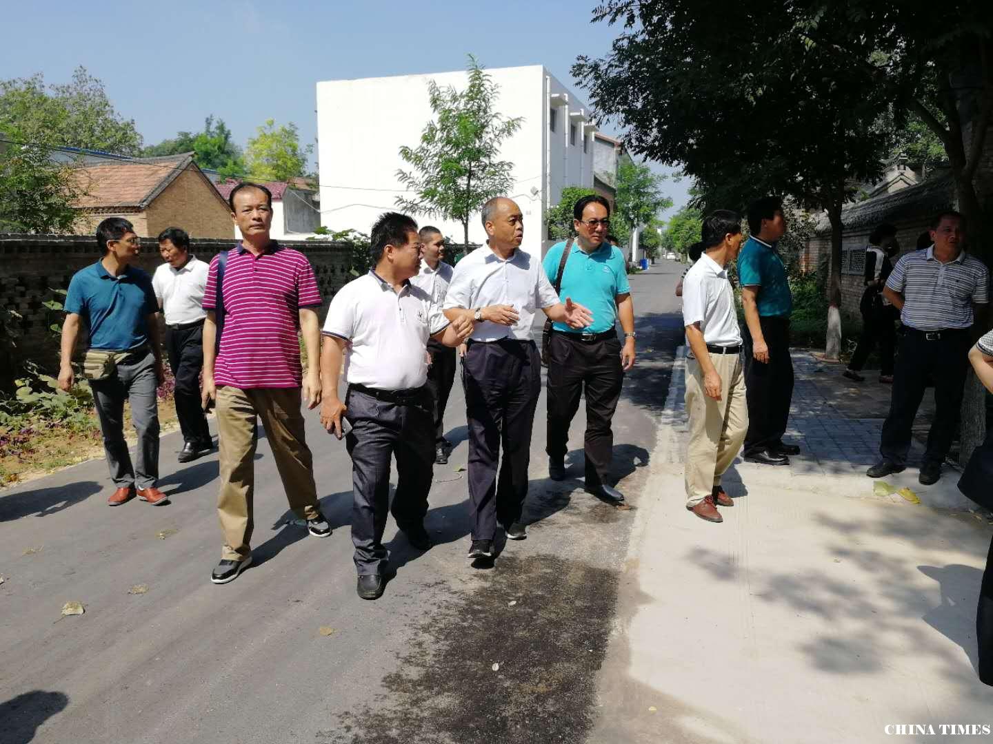 琼中县组织领导干部外出考察“取经” 助力脱贫摘帽