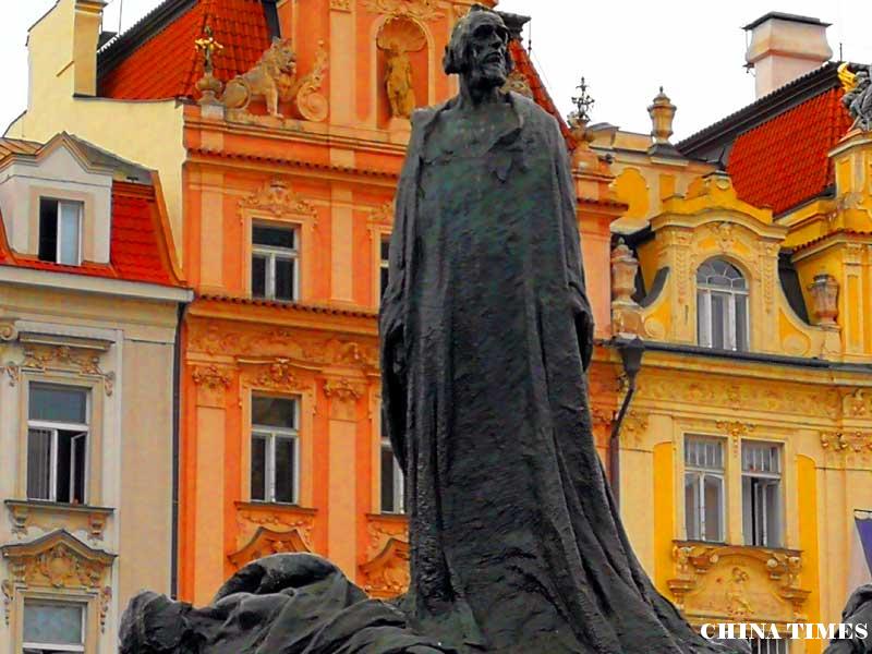 042扬-胡斯雕像（摄影：冯赣.jpg