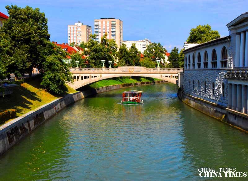 02靓丽水风光（摄影：冯赣勇.jpg