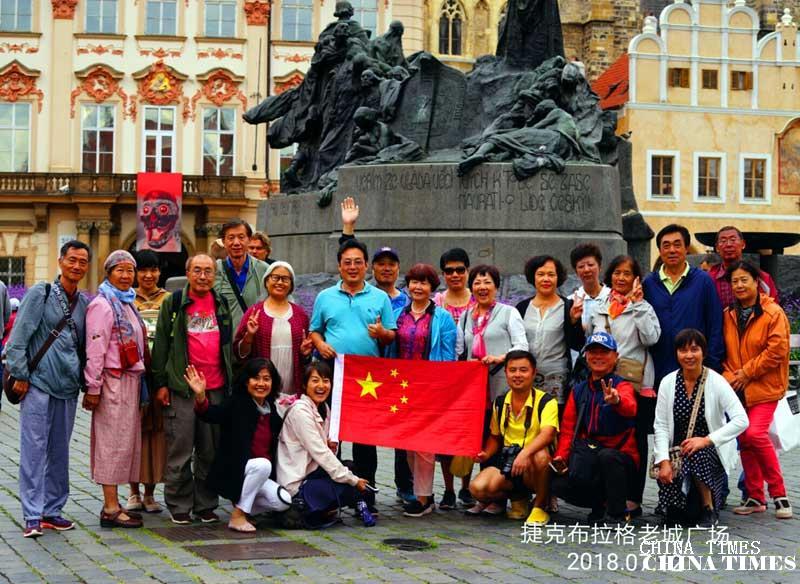 044老城广场留影（摄影：冯赣勇）.jpg