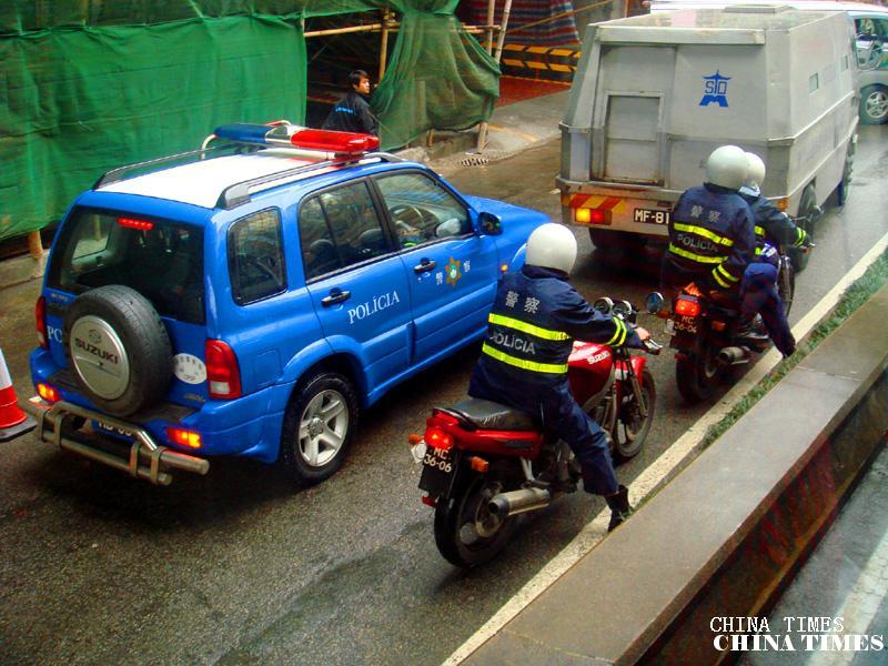 11街头巡视警车（摄影：冯赣.jpg
