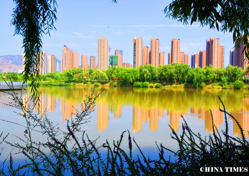 09园中玉洁湖景色（摄影：冯.jpg