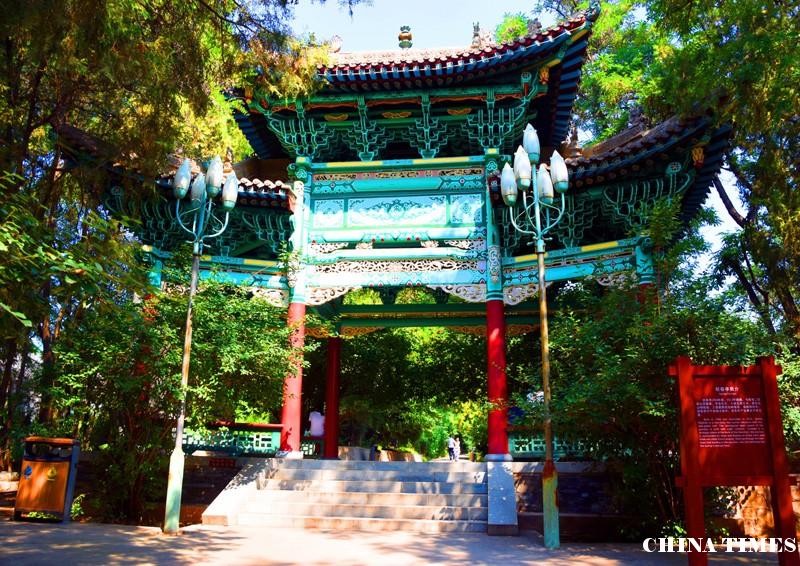 033白塔山驻春亭（摄影：冯赣.jpg