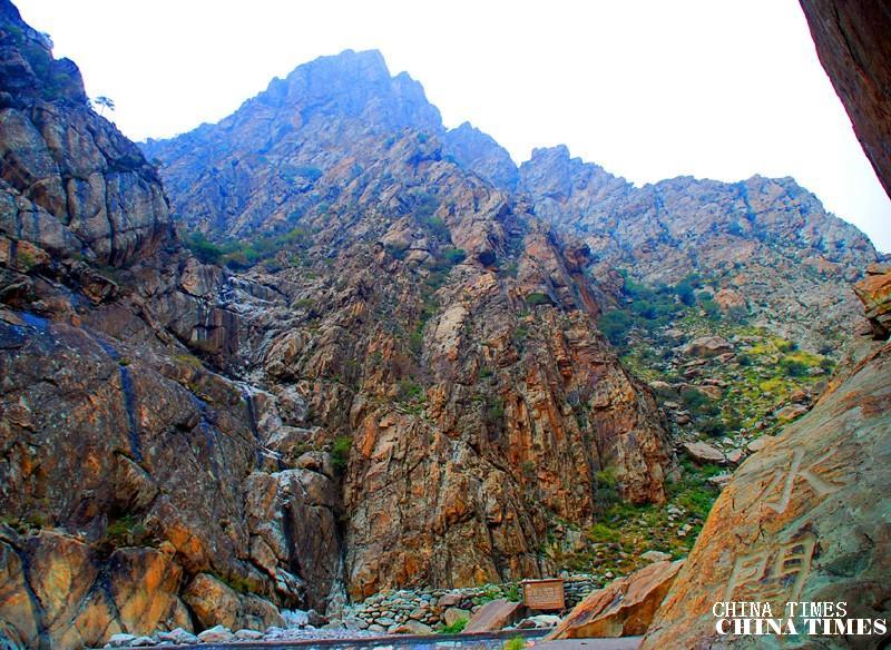 23贺兰山景区沟谷中的水关.jpg