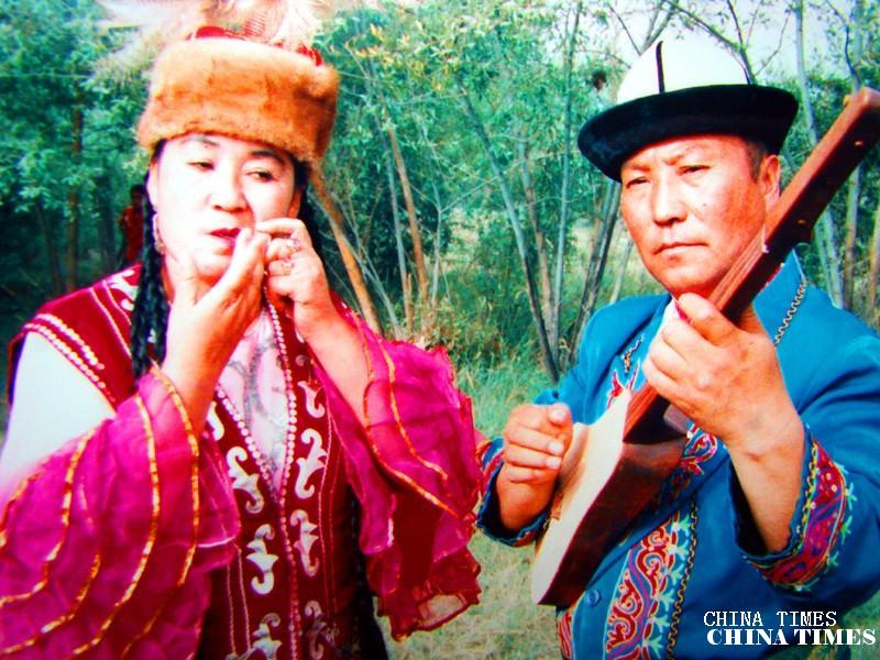 10口弦琴演奏（摄影：冯赣勇.jpg