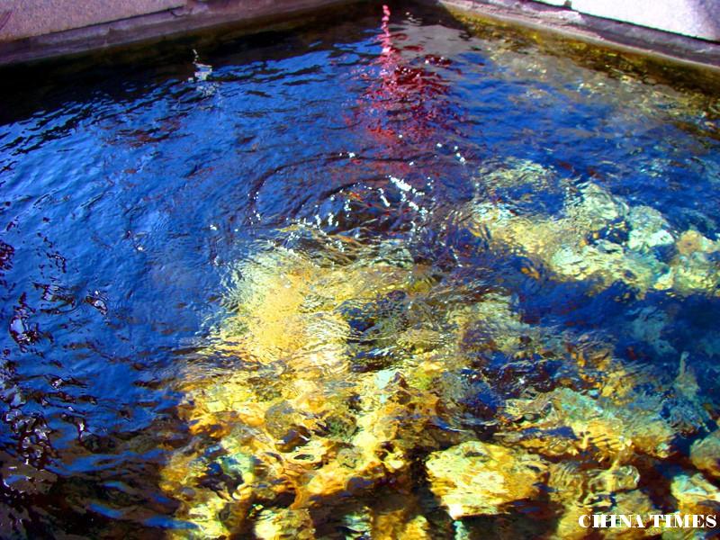 09-流光溢彩的泉水（摄影：冯.jpg