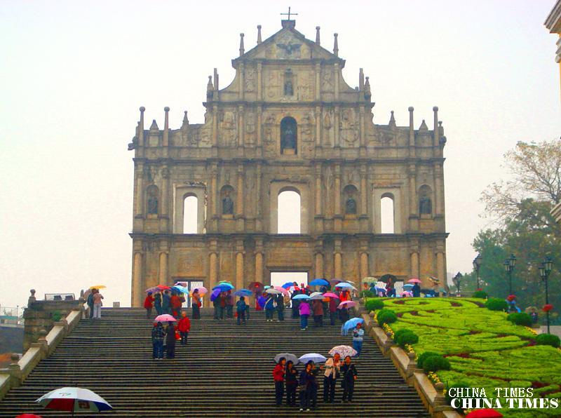 20雨中观大三巴（摄影：冯赣.jpg