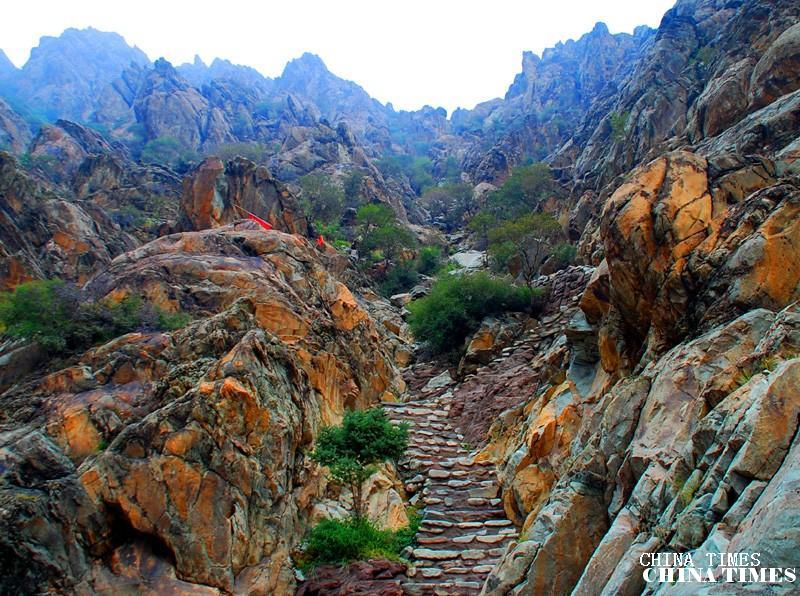 31通向太阳神岩画的山间小道.jpg