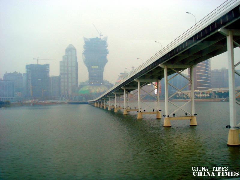 9雨中看桥（摄影：冯赣勇）.jpg