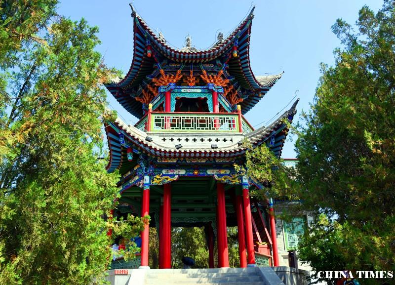 031白塔山牡丹亭（摄影：冯赣.jpg