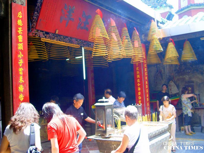 18香火旺盛（摄影：冯赣勇）.jpg