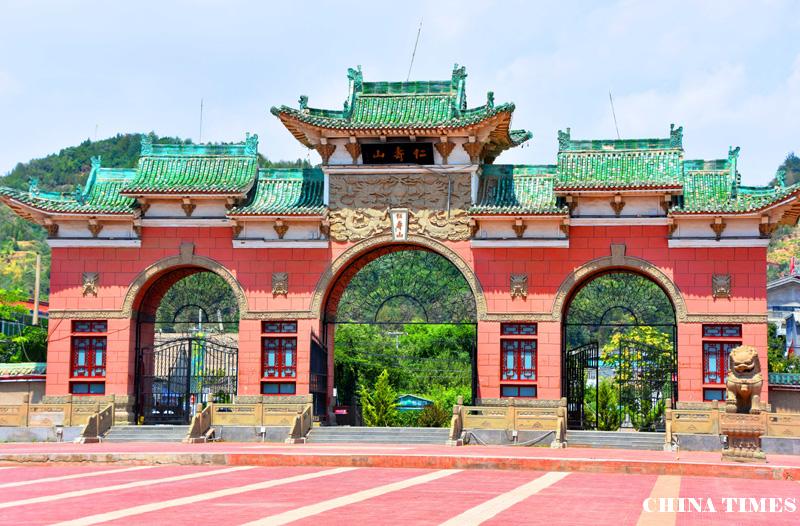 015仁寿山门牌楼（摄影：冯赣.jpg