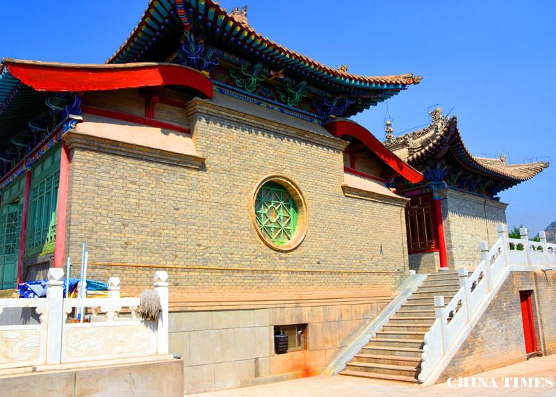 036白塔山寺庭院一角（摄影：.jpg