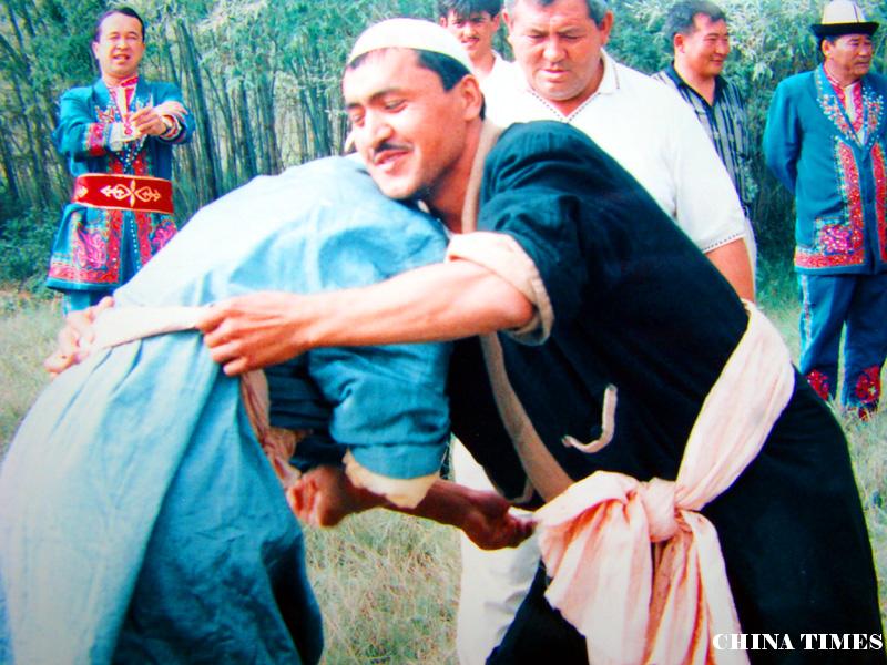 04柯族摔跤比赛（摄影：冯赣.jpg
