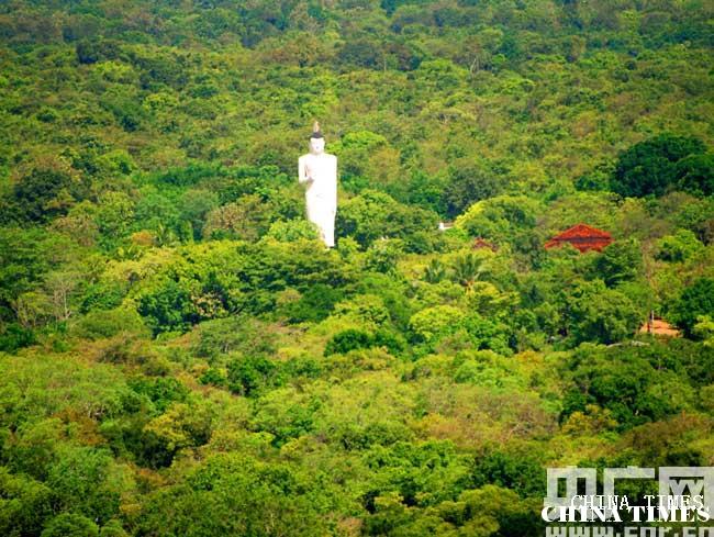 018攀登狮子岩途中远眺山下景色（摄影：冯赣勇）.jpg