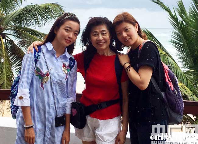 03团友与智靖宇（右）及翻译谢宇（左）合影留念（摄影：冯赣勇）.jpg