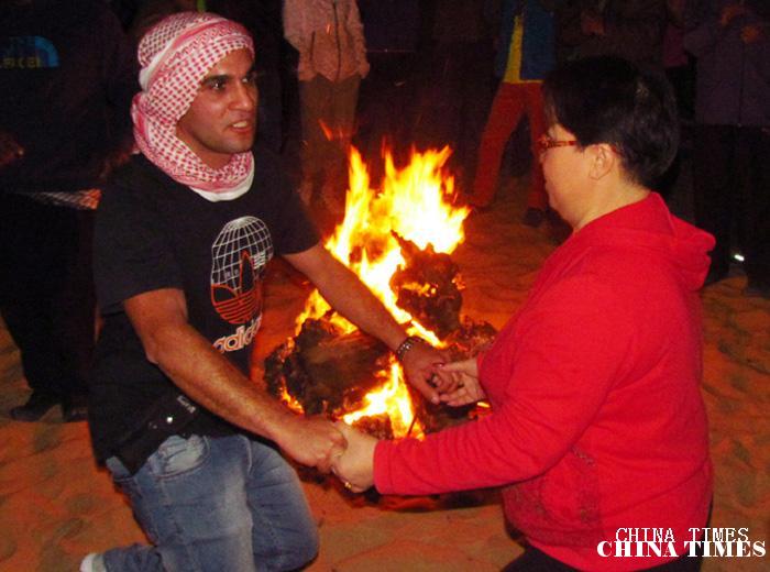 23沙漠篝火晚会（摄影：冯赣.jpg