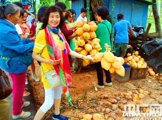 07翻译谢宇请团友们品尝黄金椰（摄影：冯赣勇）.jpg