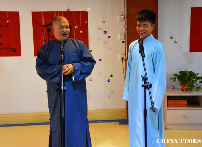 02相声表演（摄影：冯赣勇）.jpg