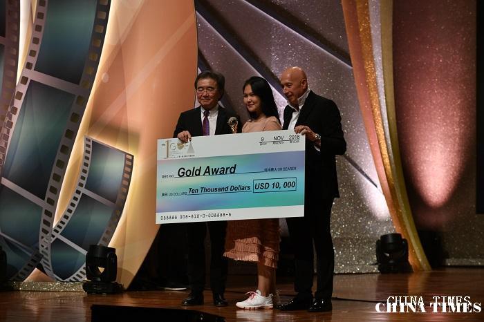 [03] 校長錢大康與盛智文頒發年度金獎.jpg