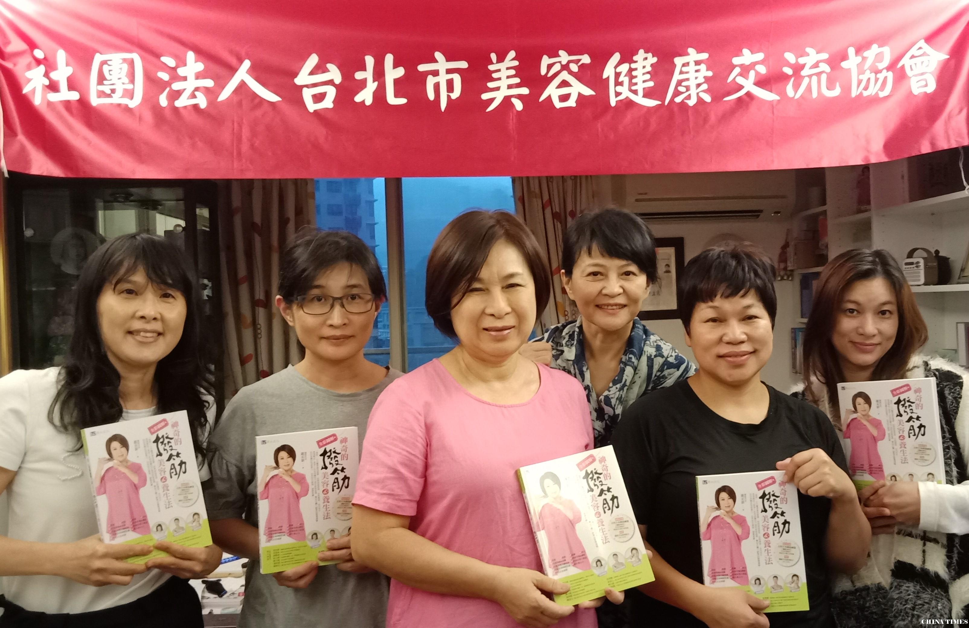 昔日小調歌后 今日撥筋天后  授課 助力公益愛心行