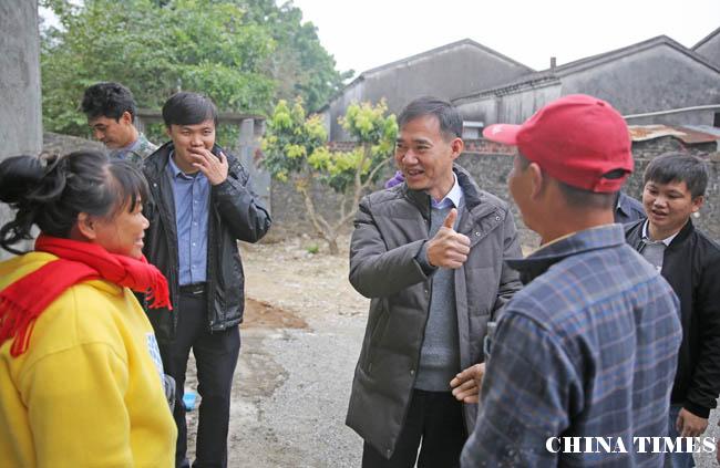 朱洪武在中和峨蔓两镇检查指导脱贫攻坚工作时强调：集中时间精力人力做实工作 以良好的精神面貌迎接“国考”
