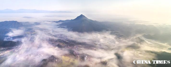 3三月十九日早晨，江西武宁的柳山四周都升起了平流雾，而柳山则象一座仙岛飘浮在云端之上，如蓬莱仙境美不胜收。           张项理摄影报道.jpg