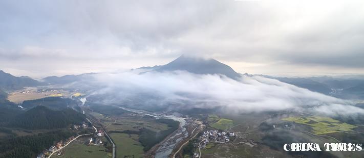 2三月十九日早晨，江西武宁的柳山四周都升起了平流雾，而柳山则象一座仙岛飘浮在云端之上，如蓬莱仙境美不胜收。           张项理摄影报道.jpg